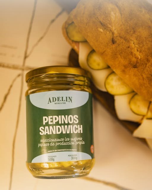 Pepinos sandwich Adelin junto a un sandwich